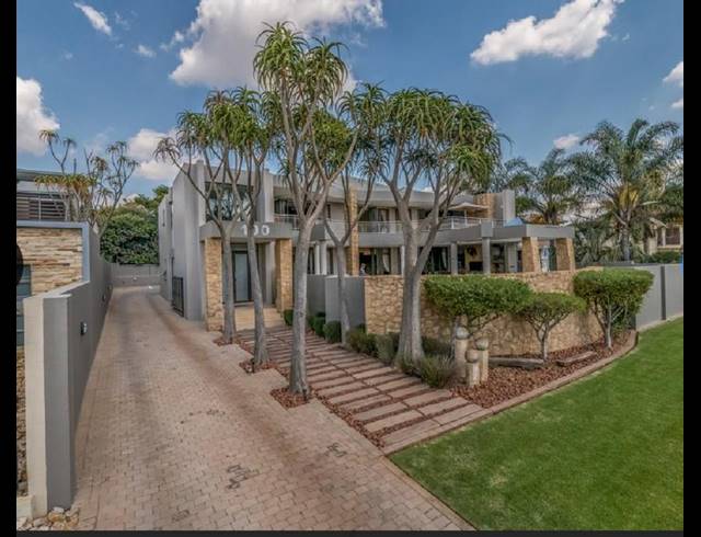 6 BEDROOM HOUSE FOR SALE IN MIDSTREAM ESTATE